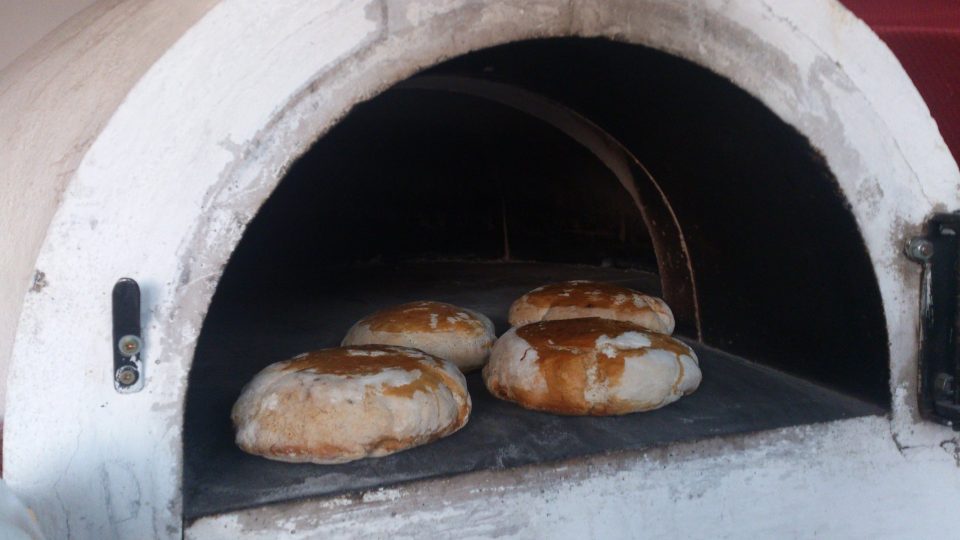 Kváskový chléb upečený v peci