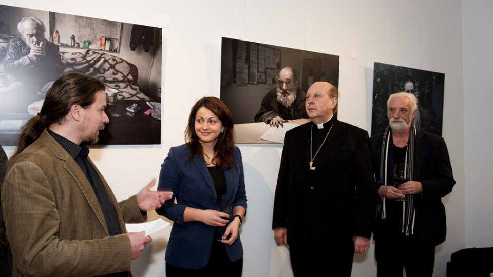 Výstavu zahájili Jindřich Čermák z fotografického duržstva Spolek; provozní galerie Radka Novotná, biskup Pavel Posád a fotograf Jindřich Štreit