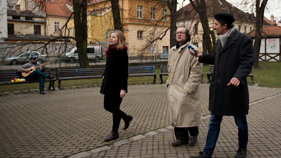 Jedním z průvodců je Mojmír Obdržálek, který na ulici žije několik let. Na prohlídku se s ním vydal reportér Martin Pokorný