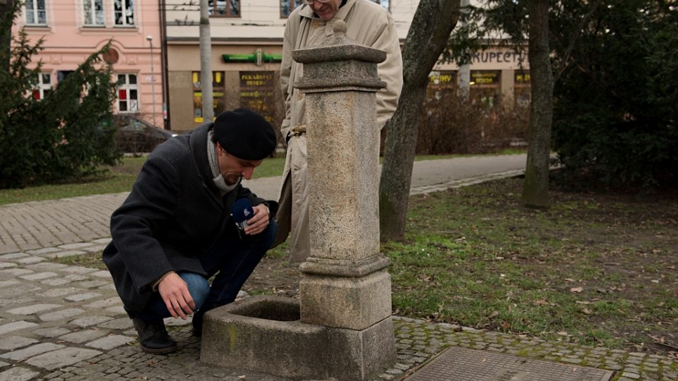 Jedním z průvodců je Mojmír Obdržálek, který na ulici žije několik let. Na prohlídku se s ním vydal reportér Martin Pokorný