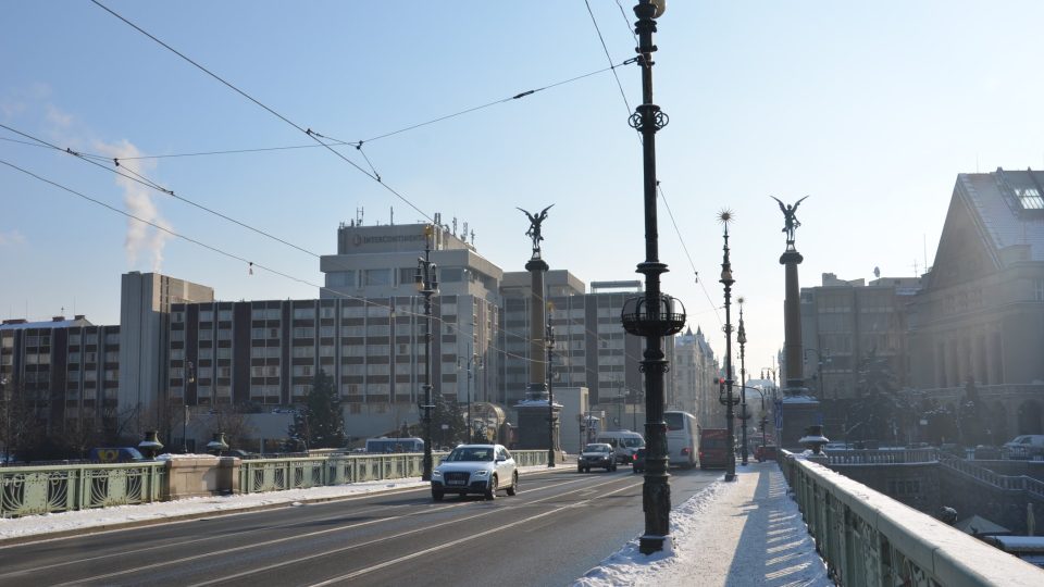 Po Čechově mostě vede dvojkolejná tramvajová trať, dřevěnou dlažbu dávno nahradil asfalt