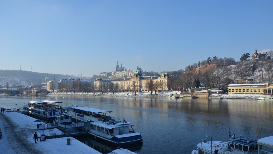 Pohled k Pražskému hradu a Petřínu z Čechova mostu