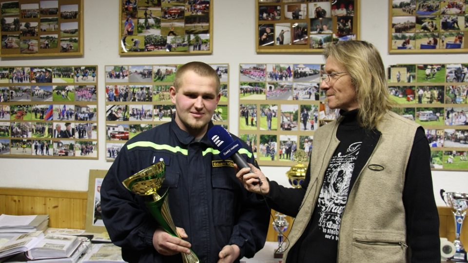SDH Radomyšl bojuje v soutěži Dobráci roku. Člen soutěžního družstva Eduard Vodák s jednou trofejí