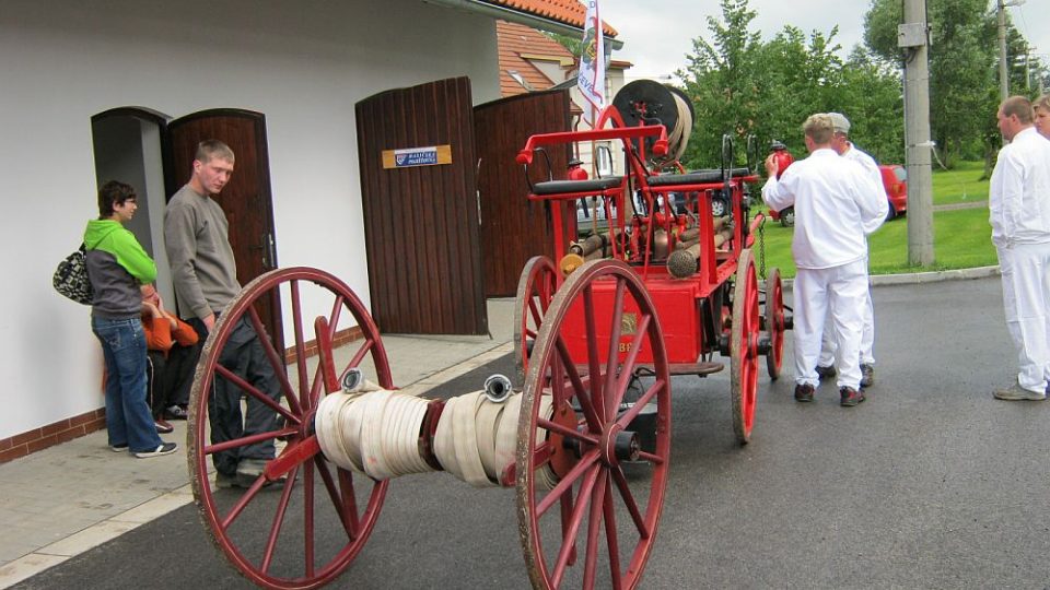 Historická stříkačka SDH Milíčeves tažená koňmi