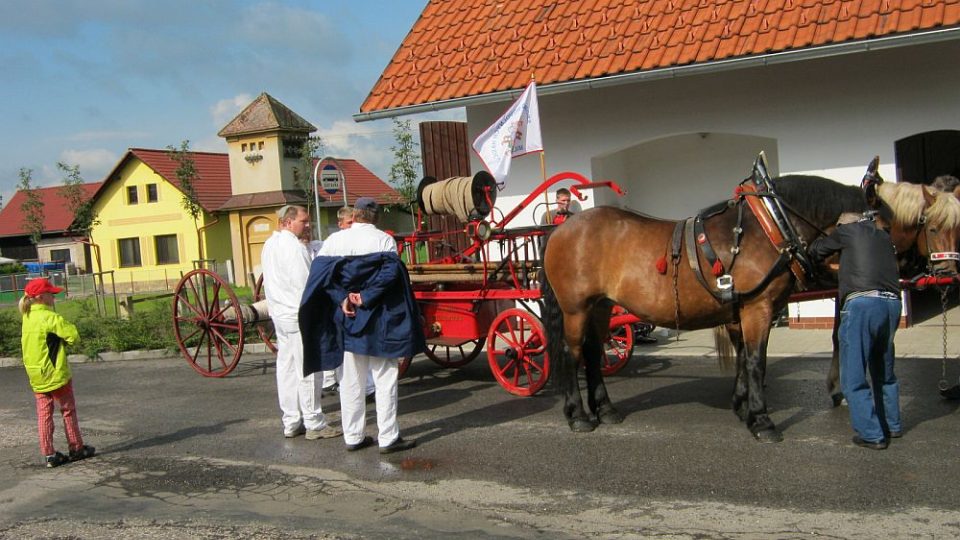 Historická stříkačka SDH Milíčeves tažená koňmi
