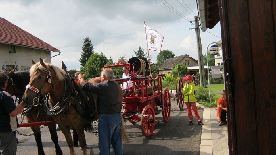 Historická stříkačka SDH Milíčeves tažená koňmi