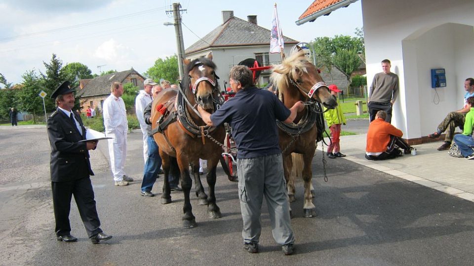 Historická stříkačka SDH Milíčeves tažená koňmi