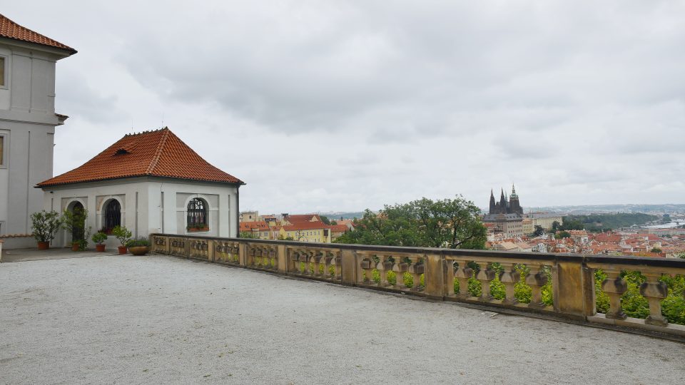 Zahrada Strahovského kláštera a výhled na Prahu