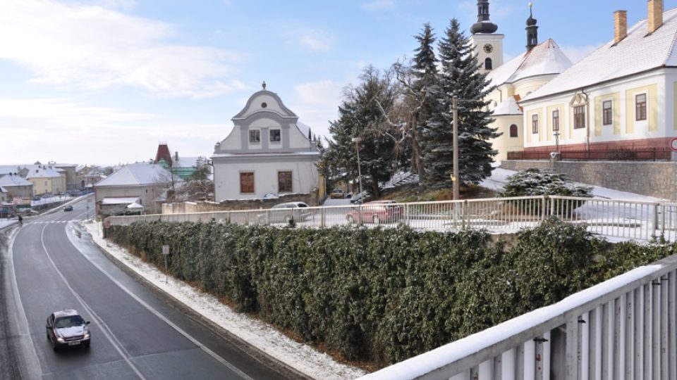 Pohled z lávky nad silničním průtahem v Hrochově Týnci