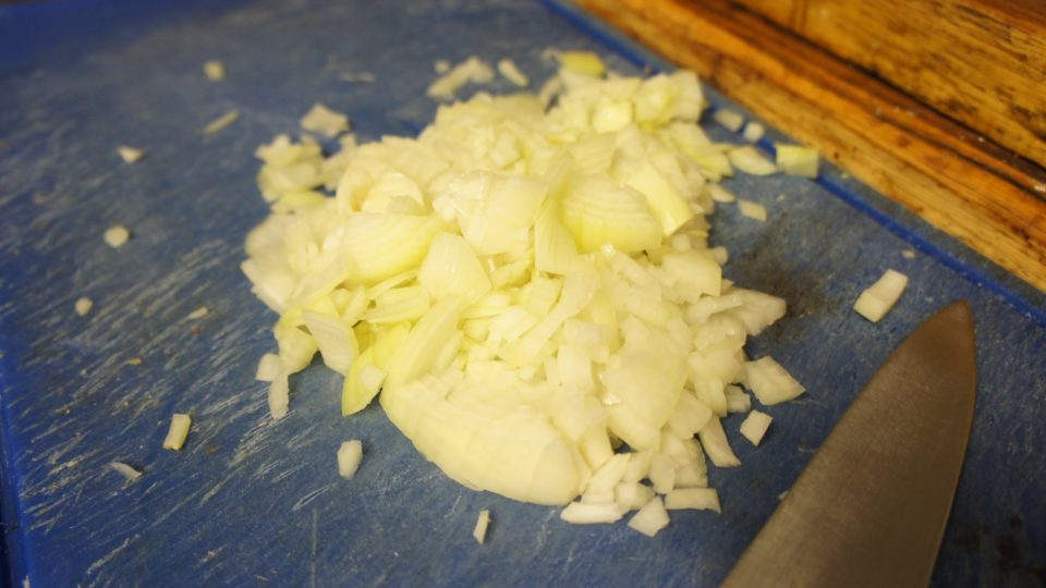 Cibuli si nakrájíme najemno a v kastrolu osmažíme dozlatova na másle nebo sádle
