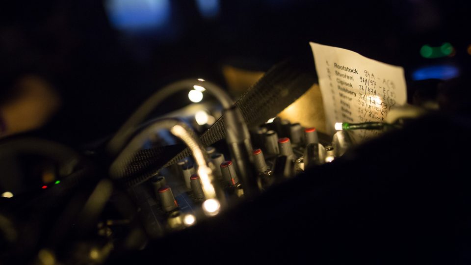 Petr Míkovec, Jakub Johánek, DJ Teamatique a hostující perkusionista Martin Krejčí v MeetFactory 03560508.jpeg