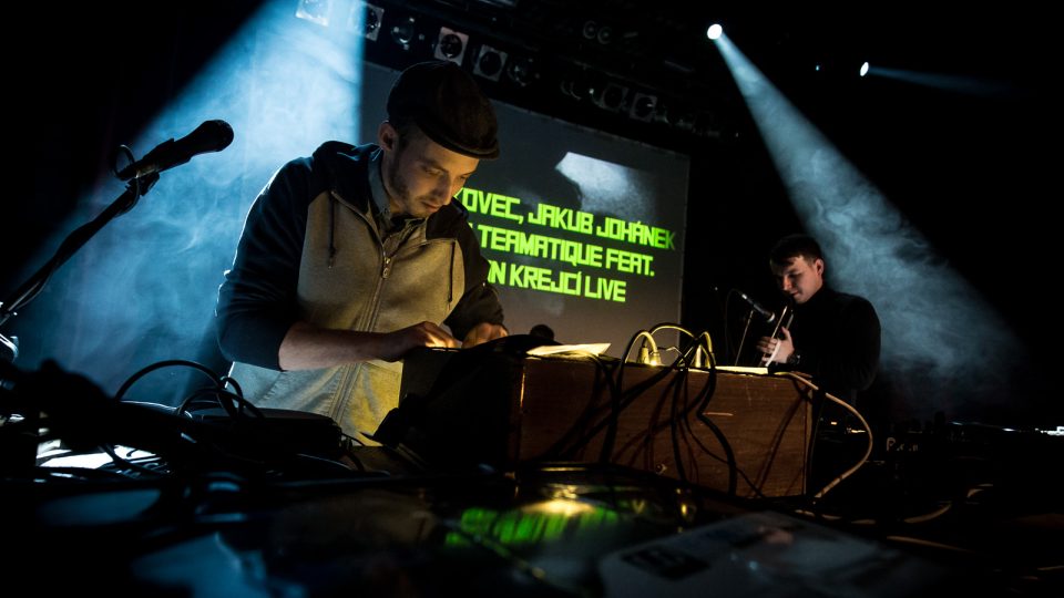 Petr Míkovec, Jakub Johánek, DJ Teamatique a hostující perkusionista Martin Krejčí v MeetFactory 03560509.jpeg