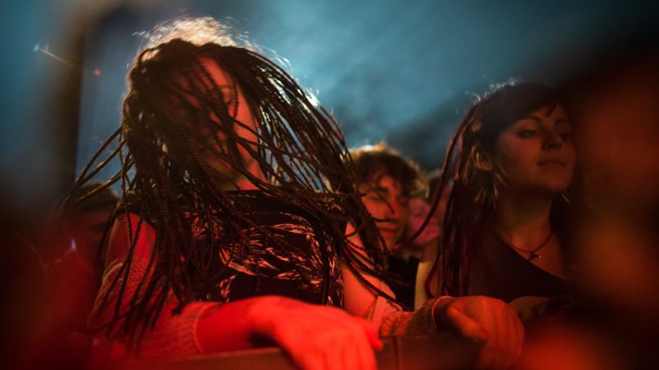 Publikum během vystoupení Stand High Patrol v MeetFactory 03560528.jpeg