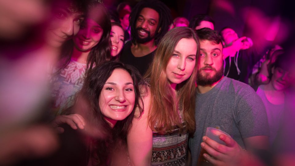 Publikum během vystoupení Stand High Patrol v MeetFactory 03560529.jpeg