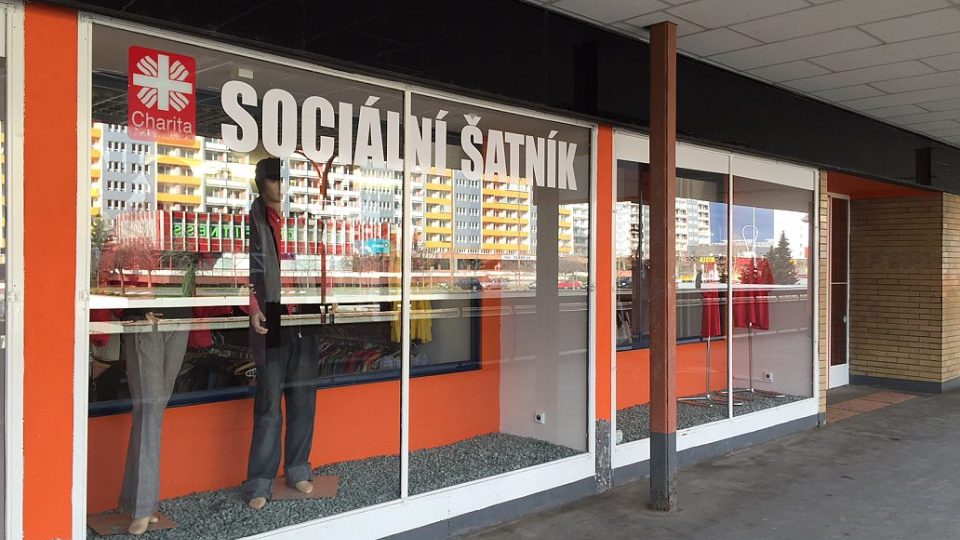 Nový sociální šatník má Oblastní charita v Hradci Králové. Podobá se běžnému obchodu s oblečením