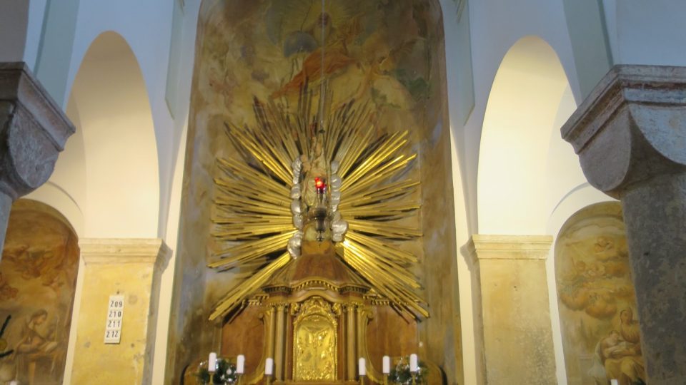 Oltář baziliky je barokní