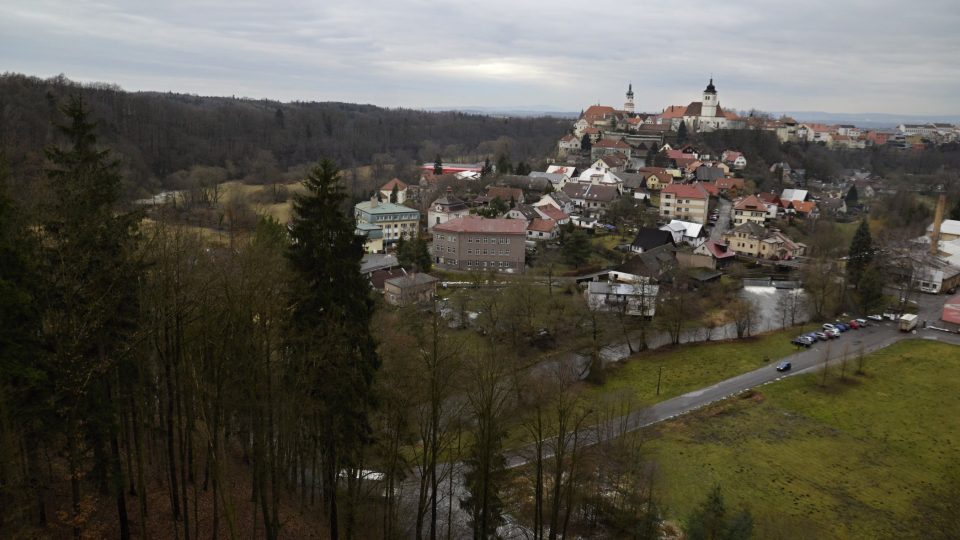 Výhled na město z hradu Výrov