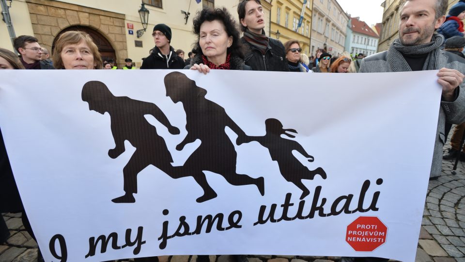 Demonstrace platformy Proti projevům nenávisti a Zleva proti xenofobii v Praze na Pohořelci 