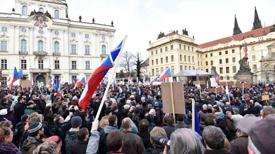 Hlavní demonstrace proti islámu začala po 15. hodině na pražském Hradčanském náměstí