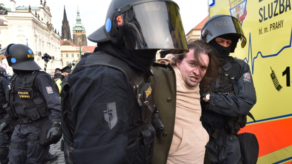 Policejní zásah na Hradčanském náměstí v Praze, kde se dnes konala hlavní demonstrace proti islámu