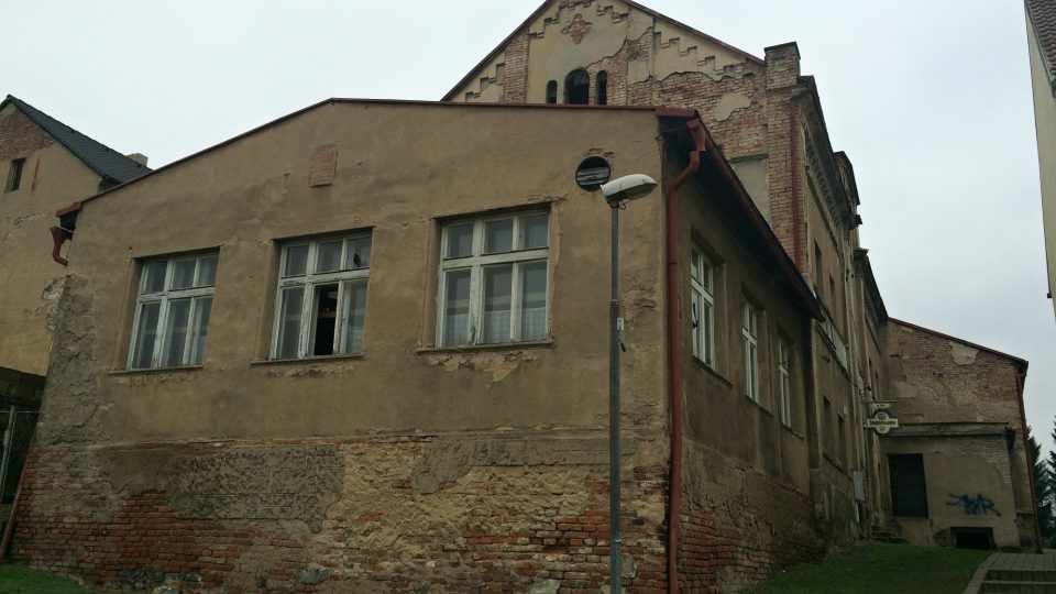Část budovy bývalého kina a restaurace v Modlanech na Teplicku