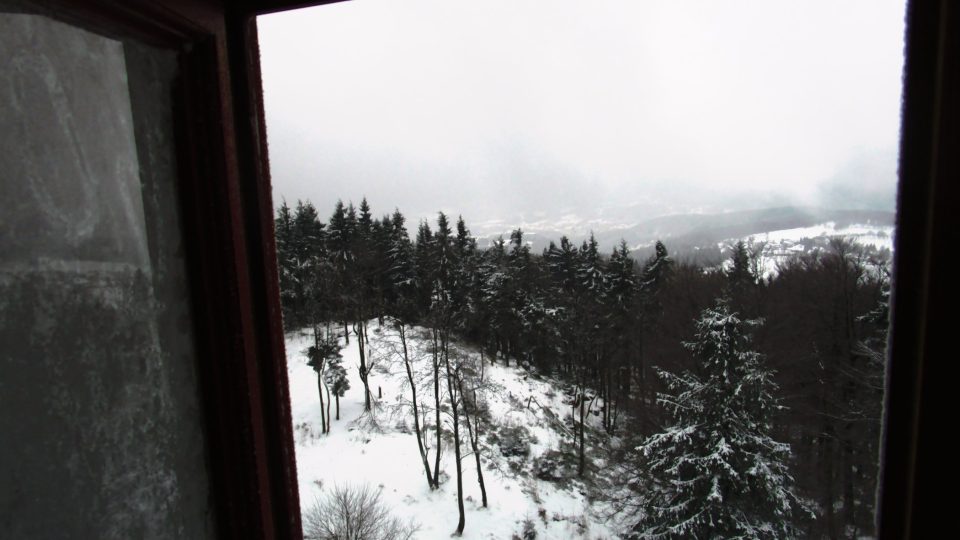 Nejstarší kamenná rozhledna Jizerských hor nad Příchovicemi je otevřená i v zimě