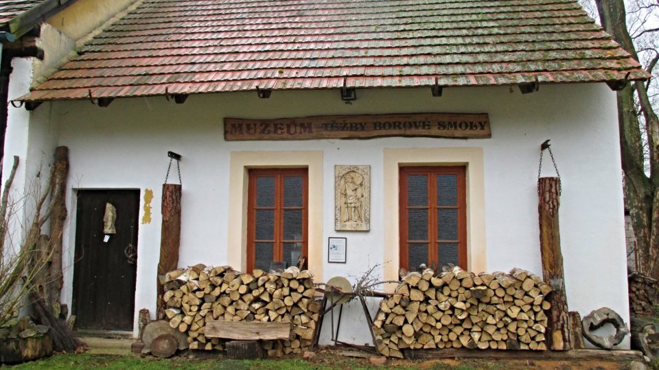 Muzeum těžby borové smoly vzniklo z bývalého chléva myslivny Lipovka