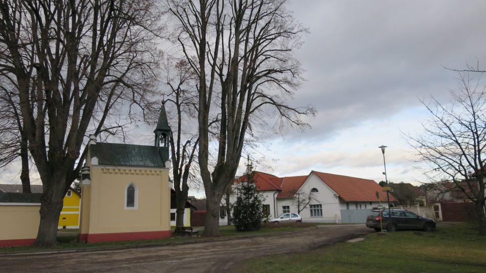 Uprostřed návsi je kaple sv. Václava