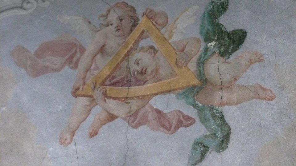 Symbol božské Trojice ve výzdobě kaple