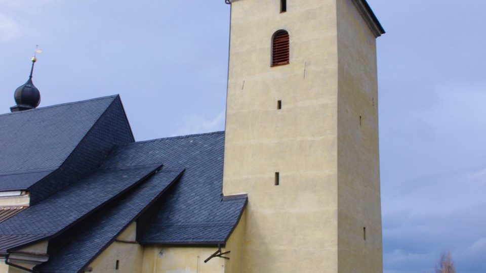 Východní věž kostela byla patrně kdysi součástí opevňovacího systému města