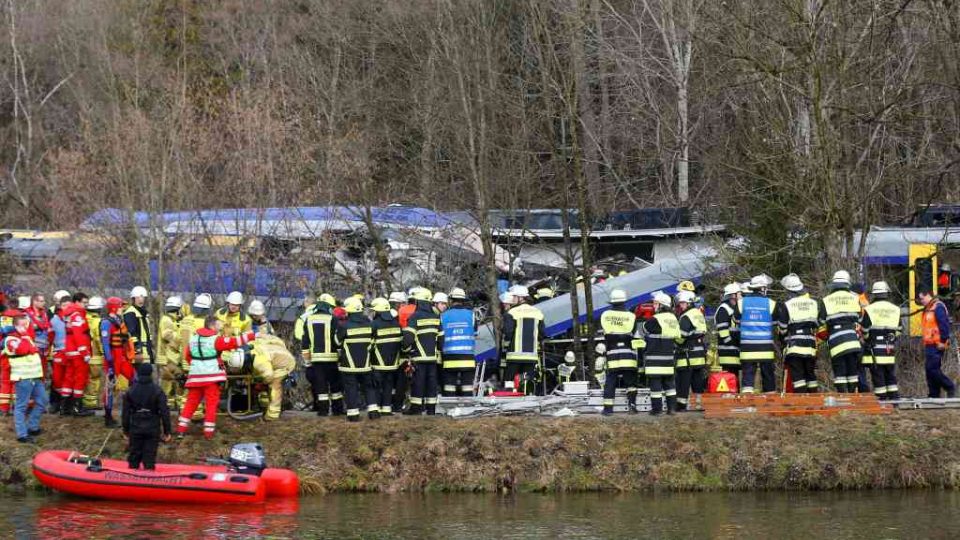 Několik mrtvých a těžce zraněných si vyžádala srážka dvou vlaků u bavorského městečka Bad Aibling