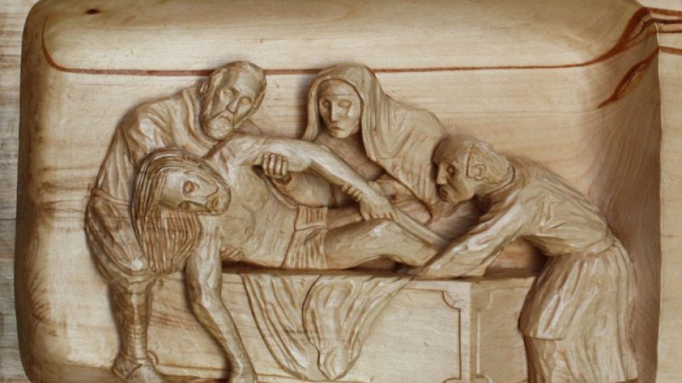 Autorem dřevěných plastik znázorňujících Ježíšovo ukřižování je Tomáš Procházka