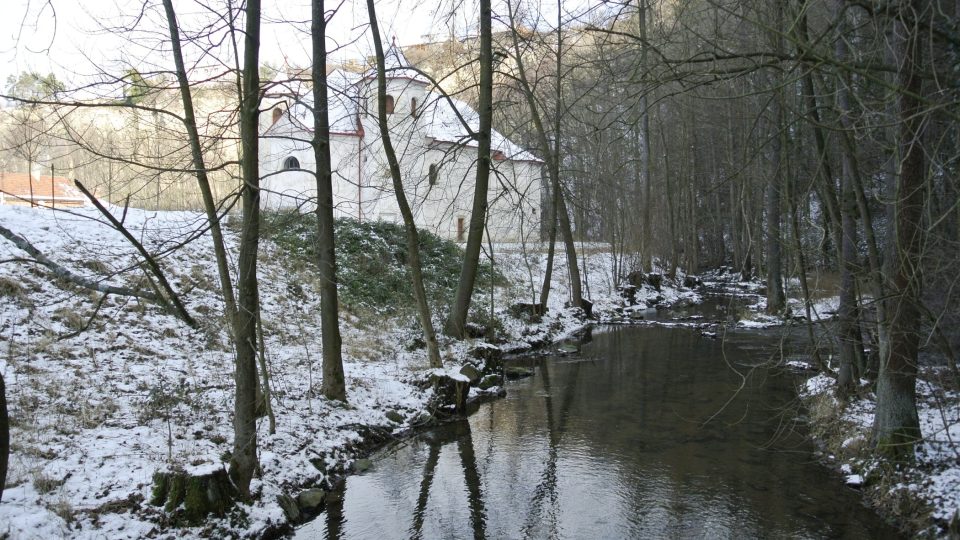 Potok Žejbro protéká horninovými pískovci pod kostelíkem
