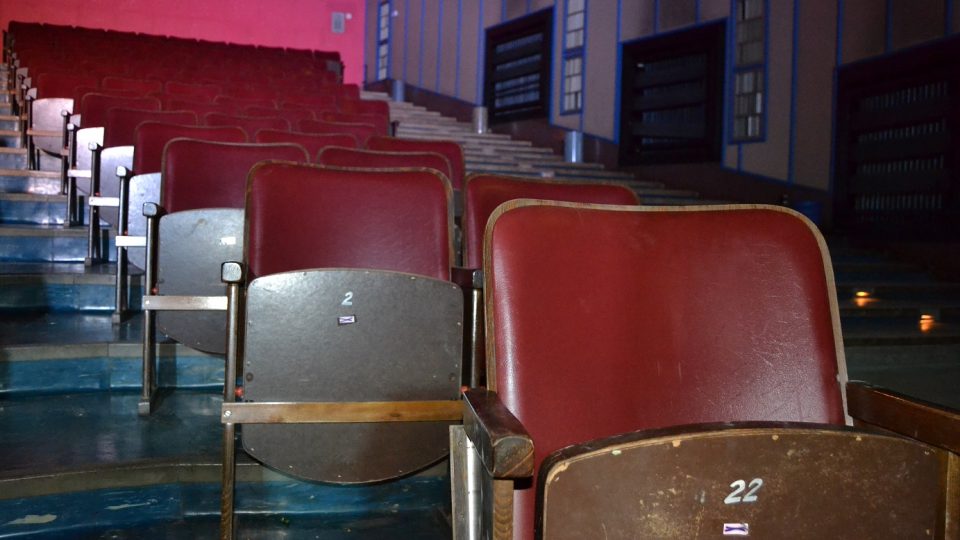 Mostecké kino Kosmos - staré sedačky