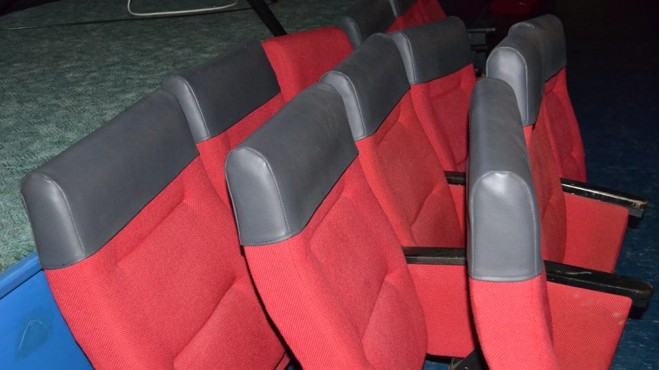 Mostecké kino Kosmos - nové sedačky