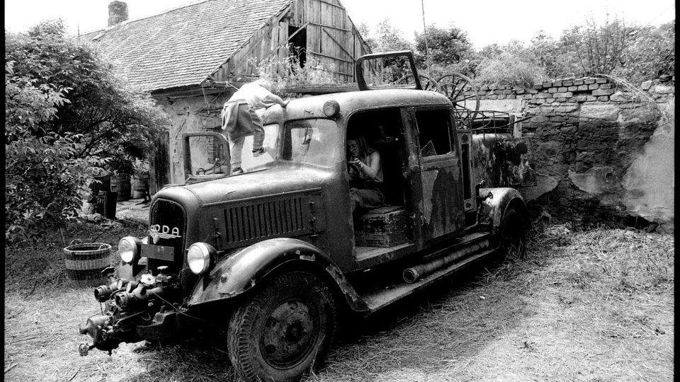 Hasičská škodovka na archivním snímku v Kostelním Vydří