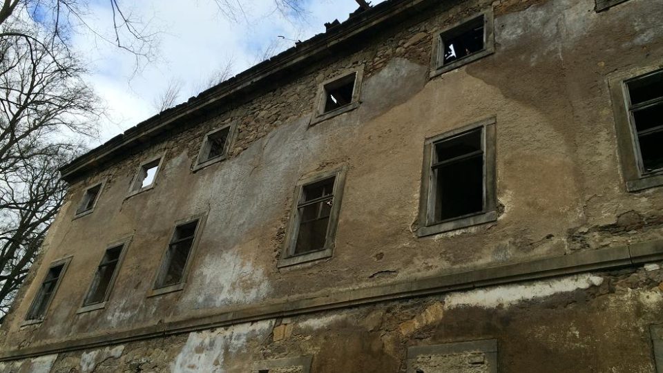 zdevastovaný zámek v Lipové na Šluknovsku