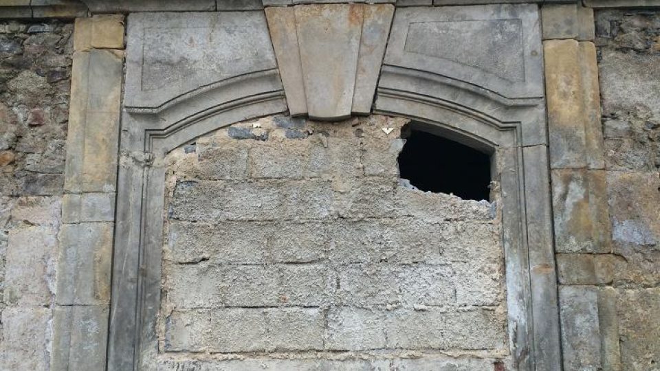 zdevastovaný zámek v Lipové na Šluknovsku