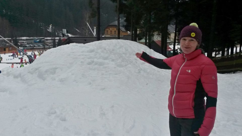 Kateřina Nakládalová ukazuje zásoby technického sněhu