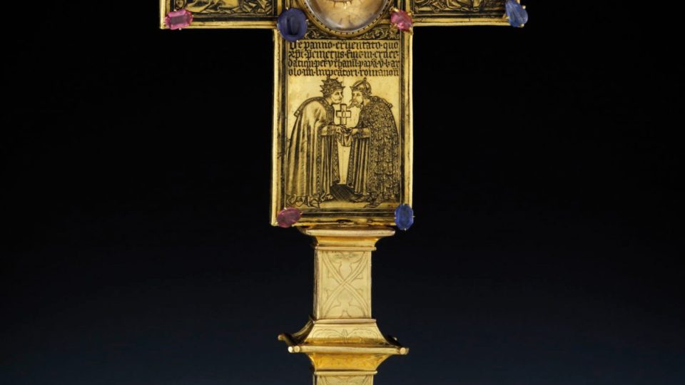 Kříž s ostatkem Kristovy bederní roušky, Praha kolem roku 1376