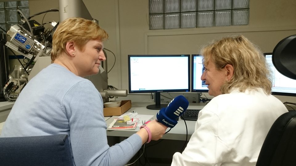 Specialistka laboratoře fyziky a chemie Ivana Turková s autorkou reportáže Evou Kézrovou.