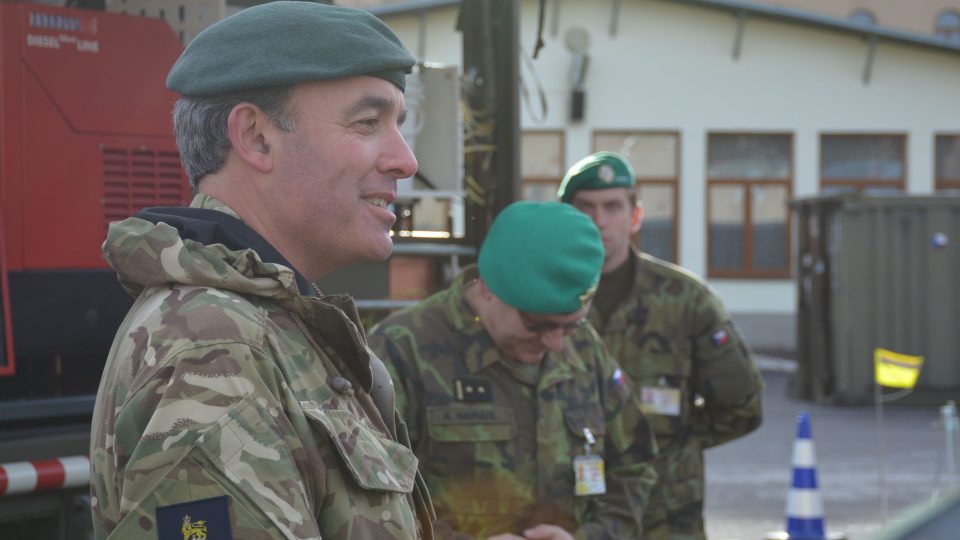 Připravenost pluku v Liberci prověřil brigádní generál sil velmi rychlé reakce Ian Stuart Mortimer z Velké Británie