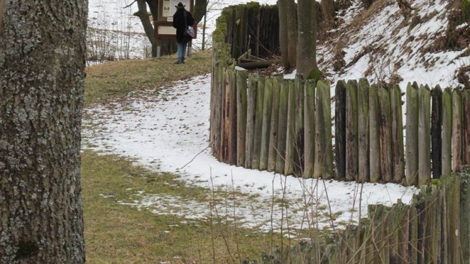 Na rakouské straně, naproti nejjižnějšímu bodu Čech, se tyčí kůly staré palisády. Jedná se o takzvané Švédské šance