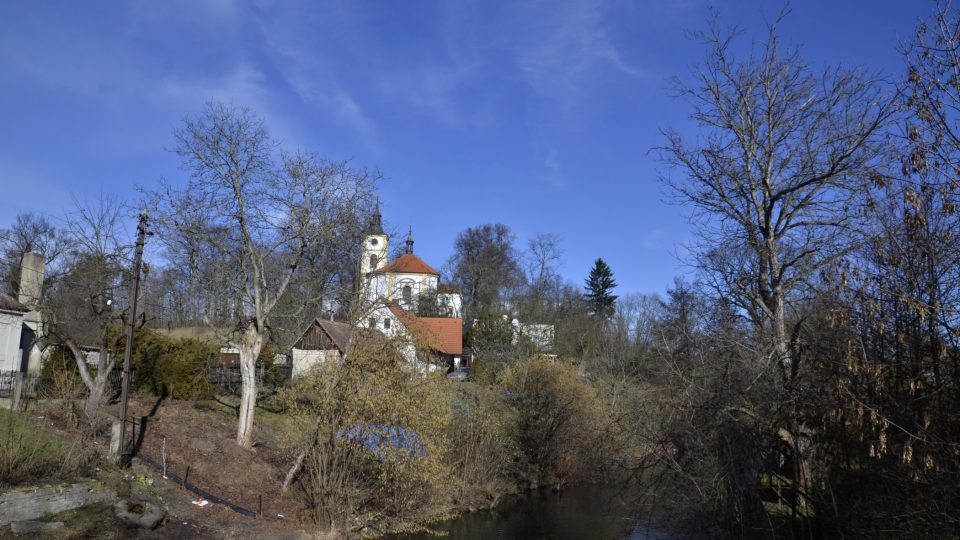 Oreb s kostelem a říčkou Dědinou