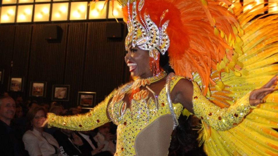 Tanečnice v peří zahájila Brazilské dny v Novém Boru