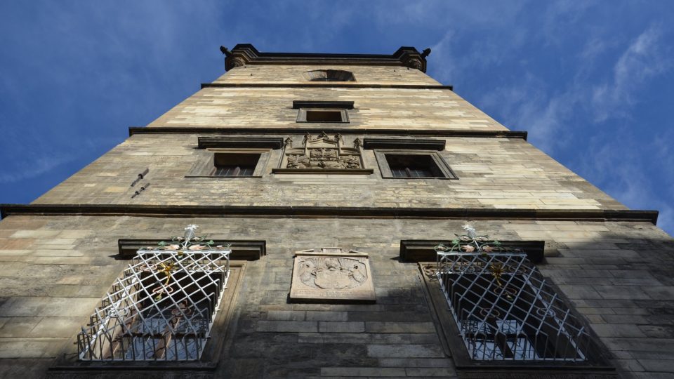 Pokochat se netradičním pohledem na Prahu můžete z věže Novoměstské radnice
