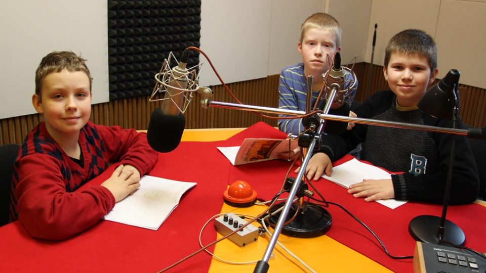 Děti z příměstského tábora Na vlnách příběhu v českobudějovickém rozhlase