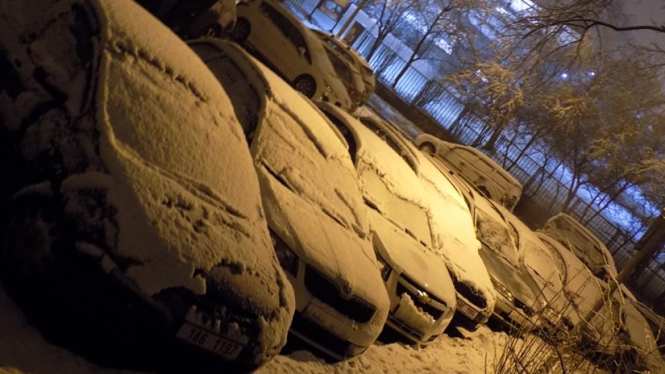 Auta pod sněhem v Praze - ráno 1. března