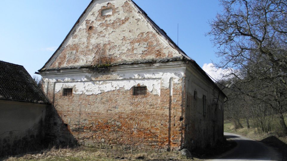 Sýpka dnes stojí na základech někdejšího loveckého letohrádku