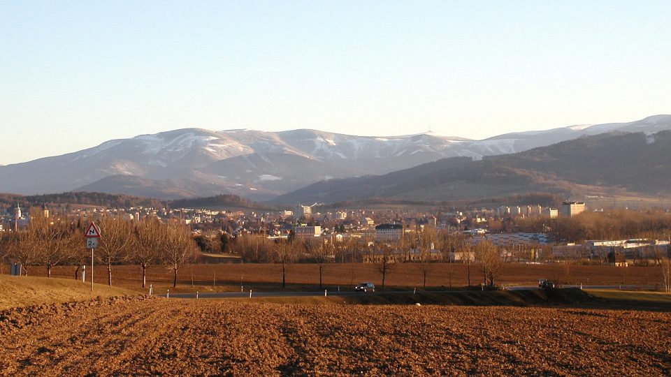 Z hřebene mezi šumperkem a Bludovem jsou Jeseníky jako na dlani